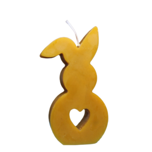 Prirodna sveća od 100% pčelinjeg voska u obliku srca. Ručna izrada, dugotrajno sagorevanje i blag miris meda. Idealan poklon i dekoracija.