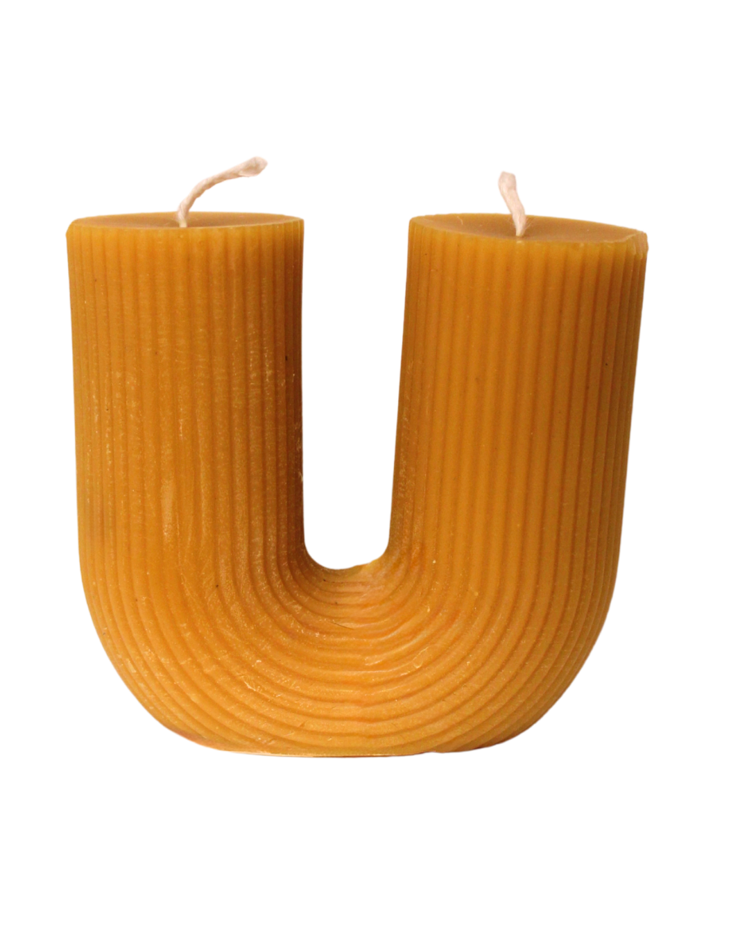 Unesite toplinu prirode u svoj dom uz ručno rađenu sveću od 100% čistog pčelinjeg voska. Ova jedinstvena dekorativna sveća, u elegantnom i razigranom obliku, nije samo izvor svetlosti već i prelep detalj koji oplemenjuje svaki prostor. Pčelinji vosak je potpuno prirodan materijal koji prilikom sagorevanja ne ispušta štetne materije, već blago pročišćava vazduh i širi prijatan, prirodan miris meda.